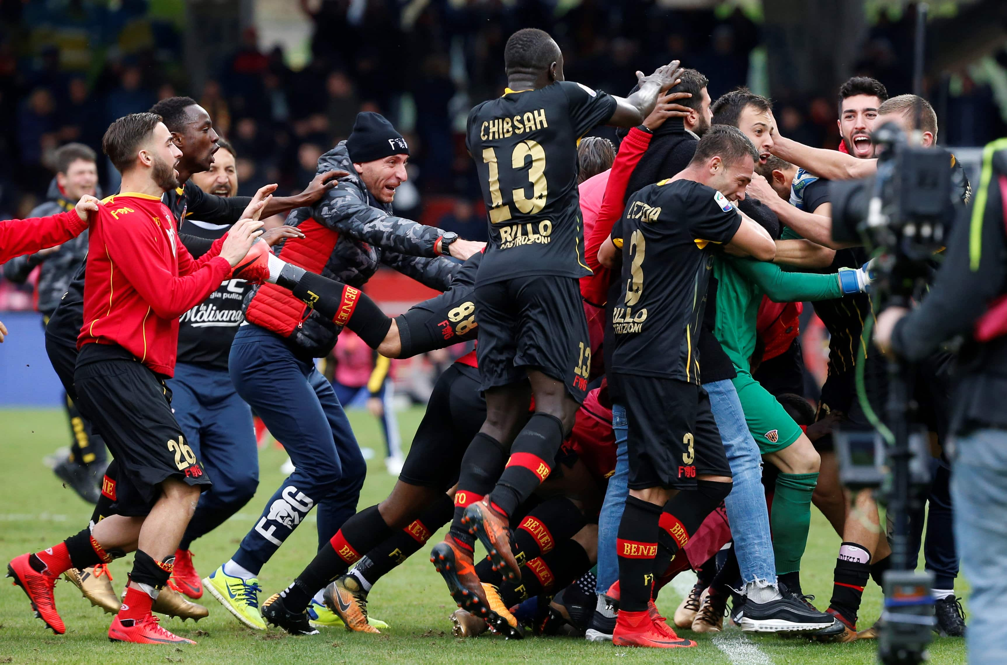 Serie A: Benevento goalkeeper Alberto Brignoli scores dramatic late equaliser to spoil Gennaro Gattuso&#039;s AC Milan debut 