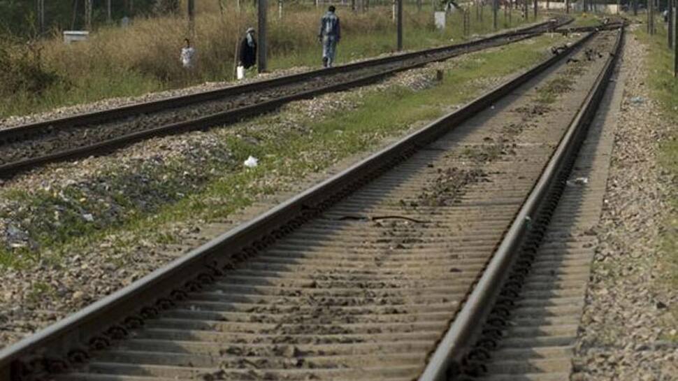 Man sets himself afire at railway line