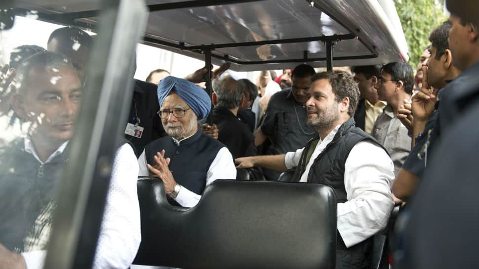 Manmohan calls Rahul &#039;darling of Congress&#039; as Gandhi scion files nomination