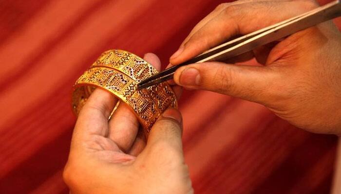 Gold plunges Rs 300 to Rs 30,200 per 10 grams