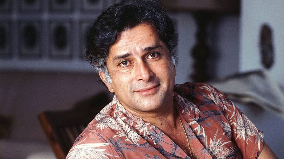 This family pic of Shashi Kapoor will remain etched in memory forever! See inside