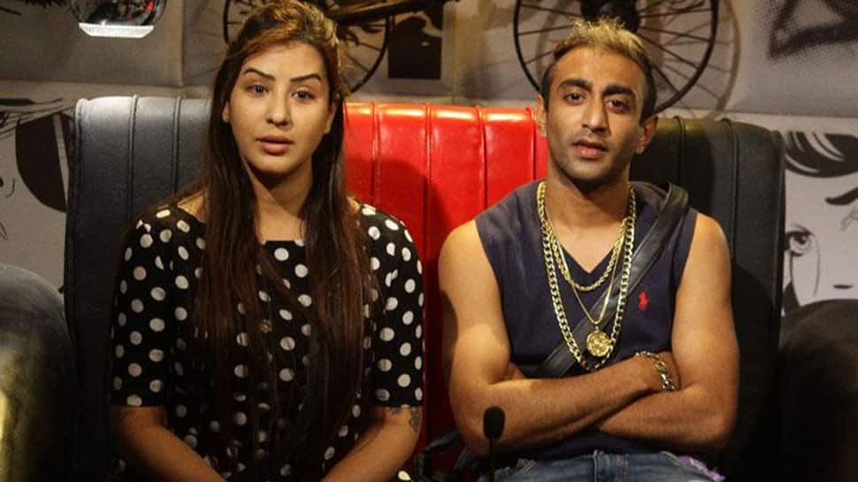 Bigg Boss 11: Akash Dadlani kisses Shilpa Shinde without her consent, Twitterati loses cool—Watch video