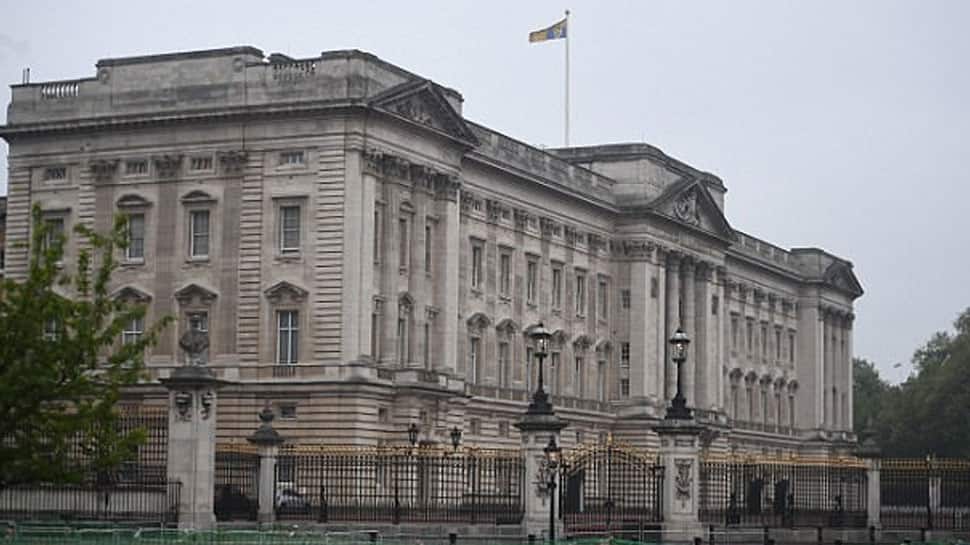 Man arrested for trying to climb Buckingham Palace wall | Europe News ...