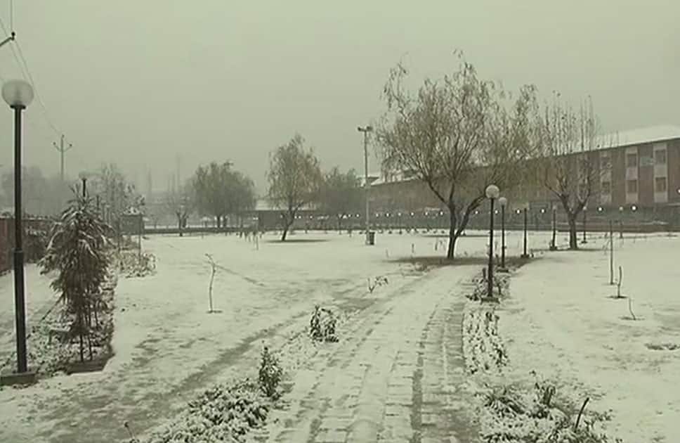 Srinagar receives season's first snowfall, Jammu & Kashmir. Srinagar receives season's first snowfall, Jammu & Kashmir.