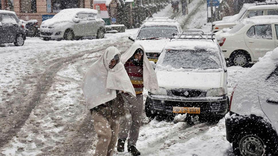 Snowfall in Shimla&#039;s Narkanda