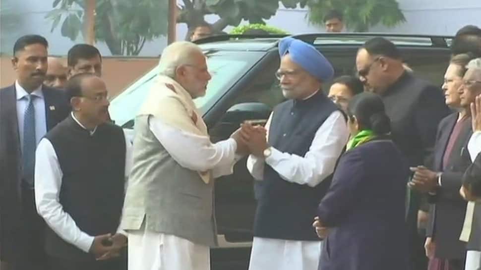 Modi, Manmohan shake hands amid row over &#039;secret meeting with Pakistan envoy&#039;