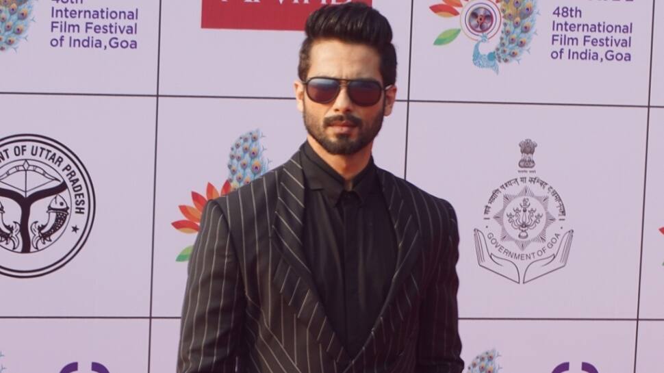 Shahid Kapoor Voted Sexiest Asian Man In Uk Poll People News Zee News 