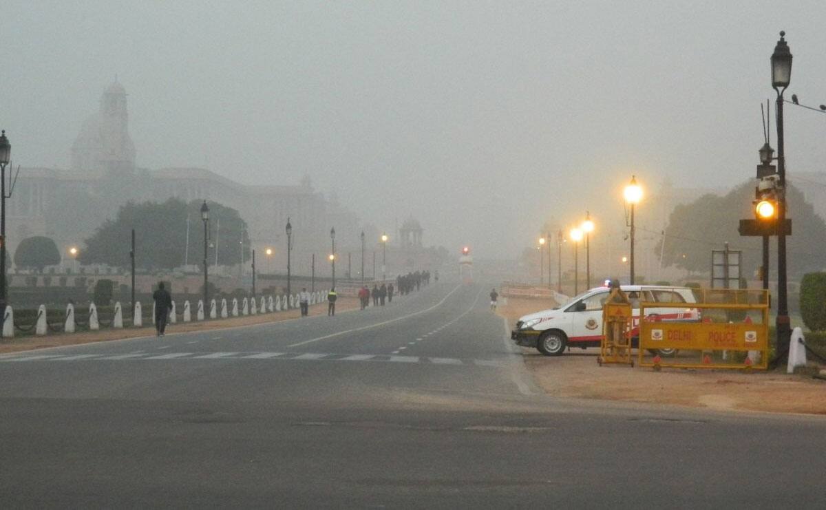 Delhi reels under cold waves, 25 trains delayed due to fog