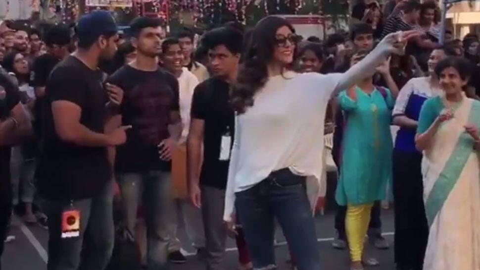 Sushmita Sen dancing with college kids at fest is breaking the internet—Watch