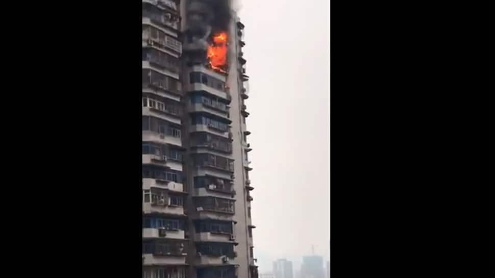 Man hangs from 23-storey building in China to escape fire: Viral Video  