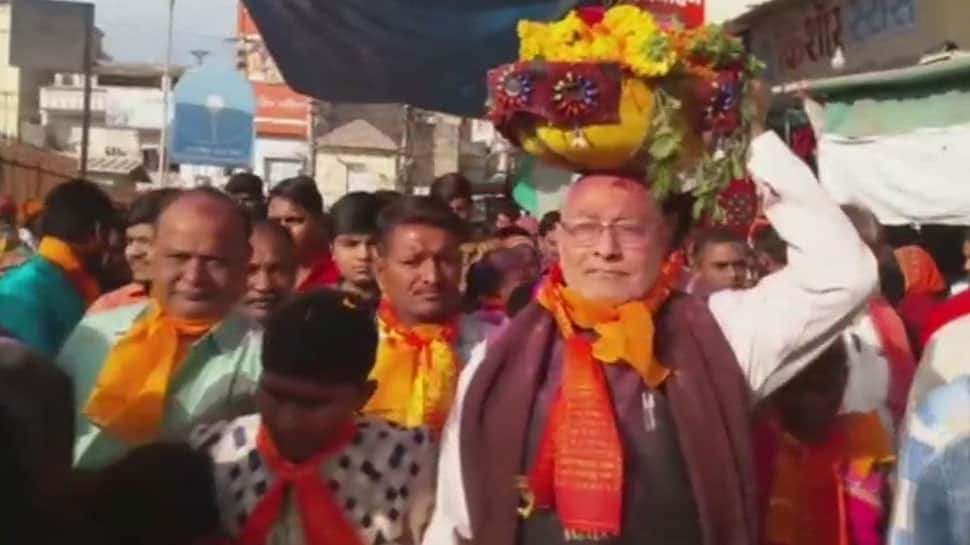 PM Modi&#039;s brother offers prayers at Dwarkadhish Temple after BJP&#039;s win in Gujarat