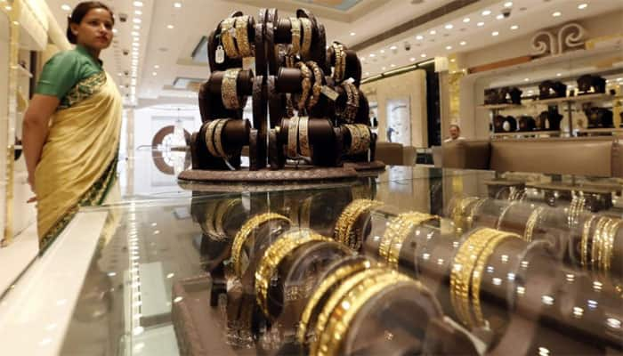 Gold edges up on global cues, jewellers&#039; buying