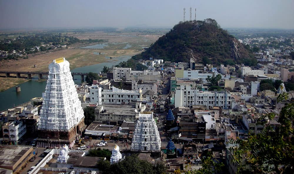 Sri Kalahastheeswara Temple in Kalahasti, Andhra Pradesh has the Vayu Lingam. It represents Air.