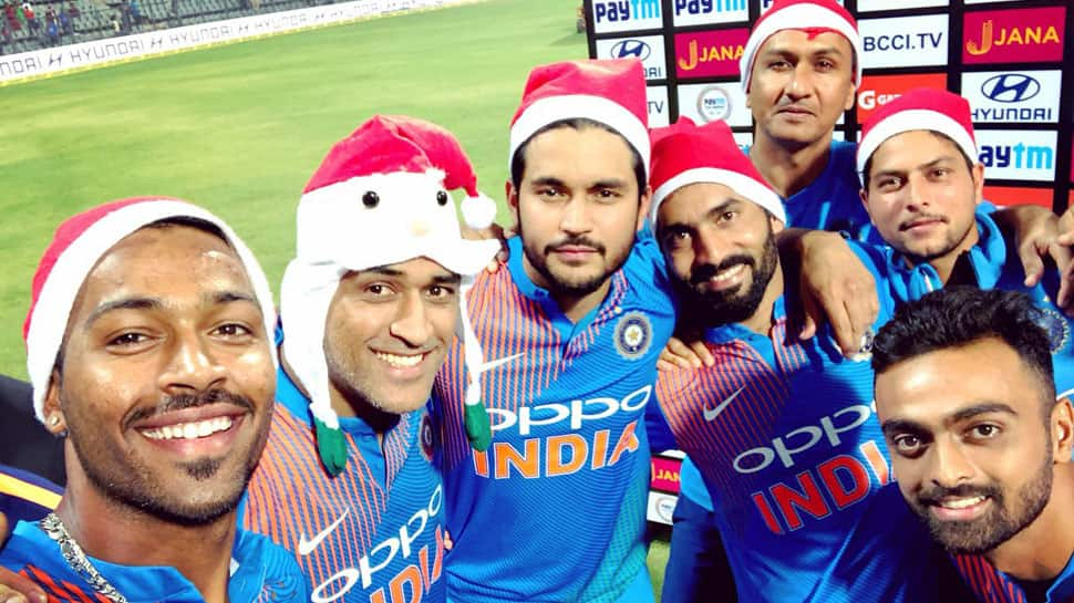 MS Dhoni the &#039;Santa&#039; wishes Merry Christmas to fans