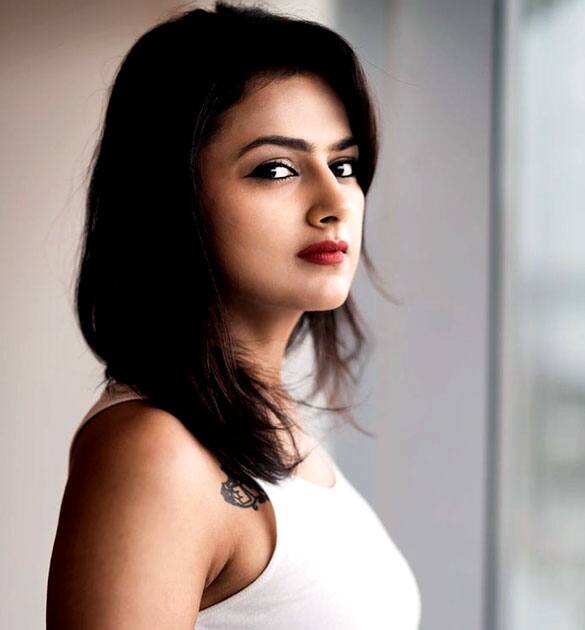 Shraddha Srinath (Ivan Thanthiran)