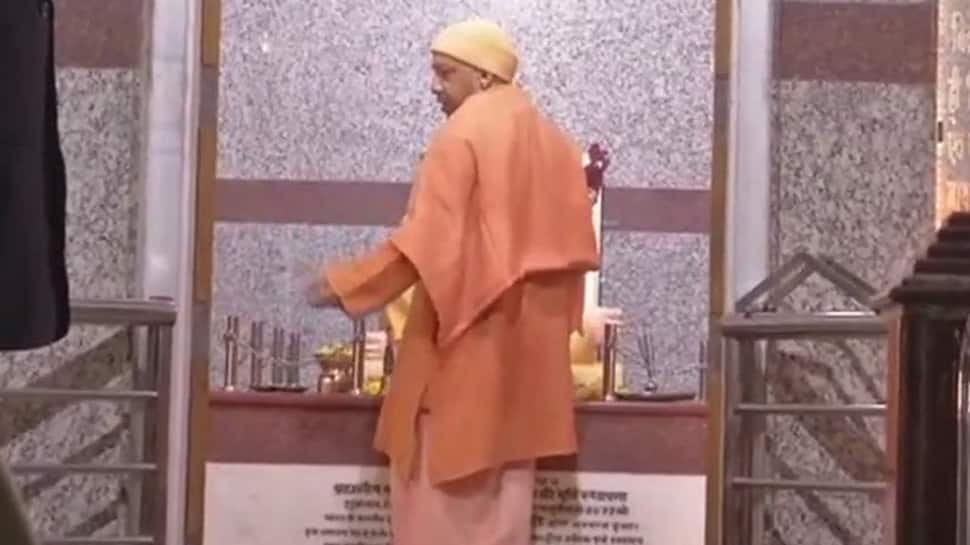 Yogi Adityanath visits Gorakhnath temple, offers prayers