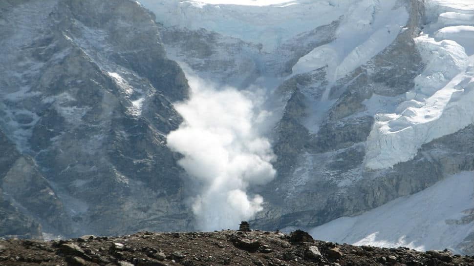 Avalanche strikes car carrying six in J&amp;K&#039;s Kupwara