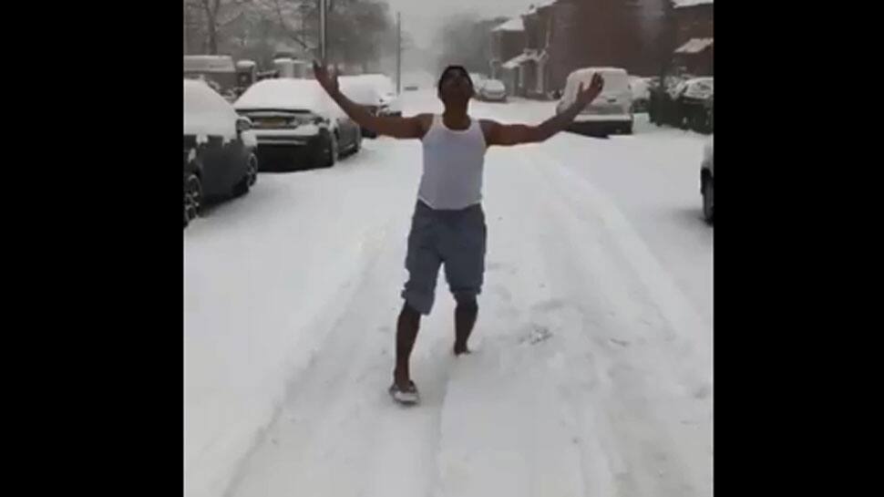 Viral video: Man grooves to &#039;Aa Jao Meri Tamanna&#039; song in the snow wearing vest and shorts