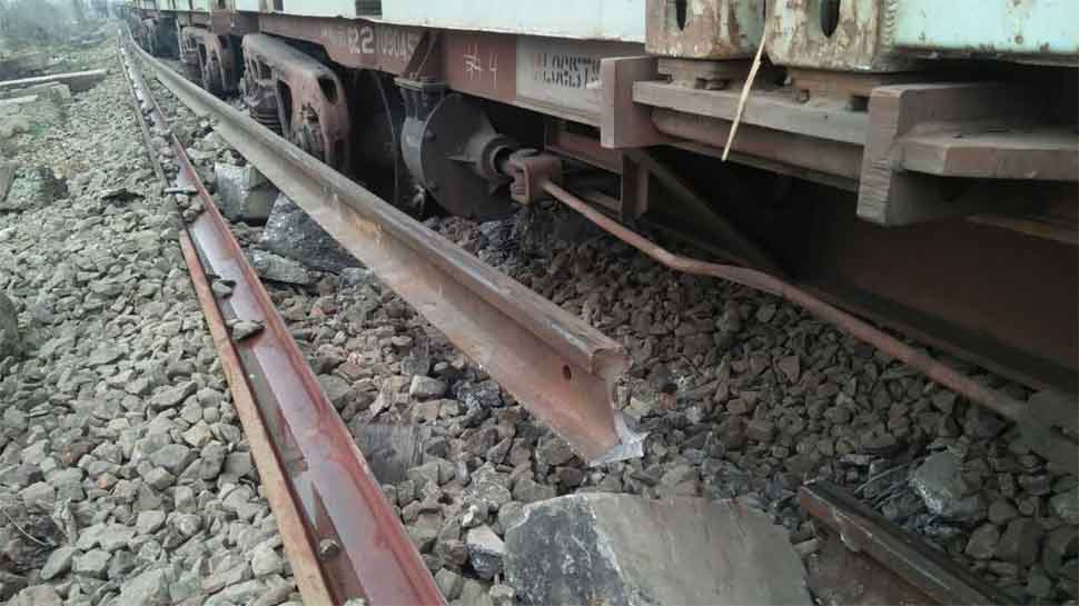 8 coaches of goods train derail in Uttar Pradesh&#039;s Barabanki