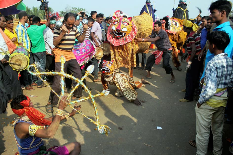 Artist performing fold dance during Lord Hatakeswar Yatra on occasion of Makar Sankranti festival in Baghamari village in Khurda, Odisha.