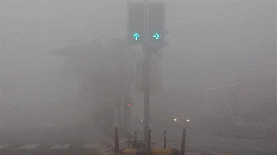 Thick fog engulfs Delhi, disrupts train services