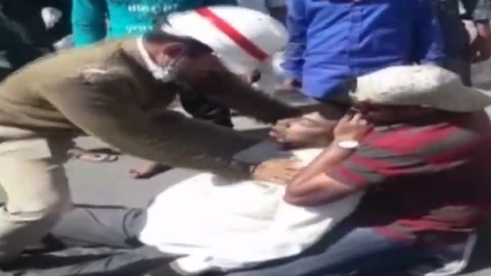 WATCH: Traffic personnel pump heart, save man who suffered heart attack