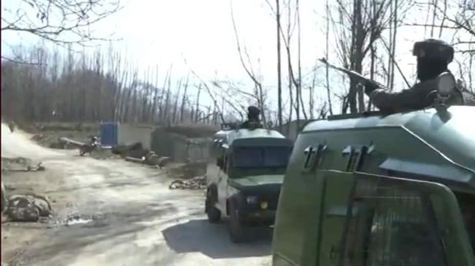 CRPF patrol party attacked with grenades in J&amp;K&#039;s Tral, 5 injured