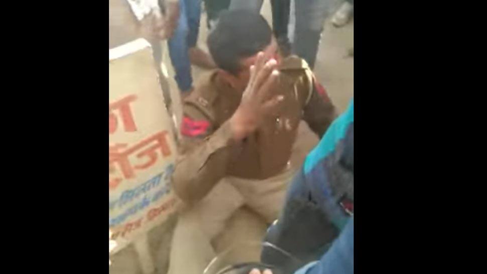 Drunk cop on duty tries to molest girl, gets thrashed by locals