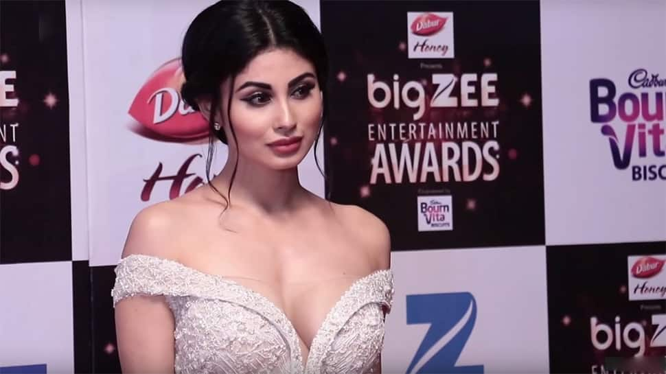 Akshay Kumar&#039;s &#039;Gold&#039; star Mouni Roy is a delight in white traditional attire — See pic