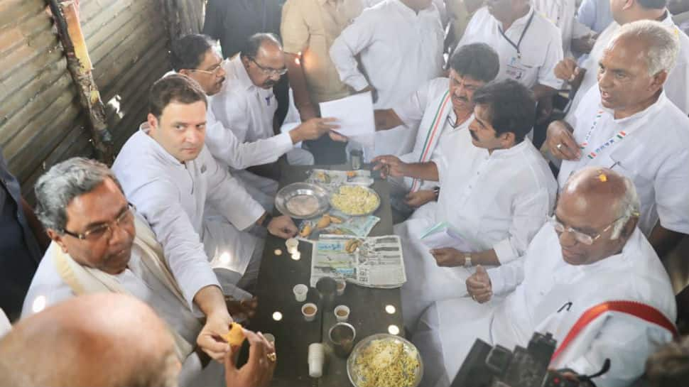 Amid BJP vs Congress &#039;pakoda&#039; politics, Rahul Gandhi takes &#039;pakoda&#039; break in Karnataka