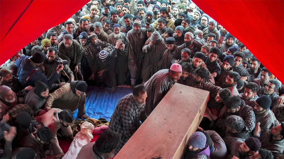 Hundreds throng martyr&#039;s funeral in J&amp;K&#039;s Tral, say &#039;bloodshed must stop&#039;