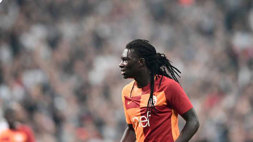 Galatasaray&#039;s Bafetimbi Gomis collapses during match