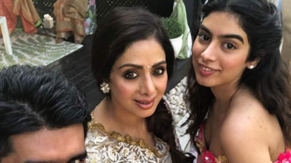 You can&#039;t take your eyes off Sridevi and daughter Khushi Kapoor at Mohit Marwah&#039;s Mehendi ceremony—Pics