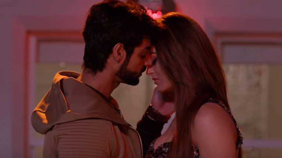 Hate Story Iv Urvashi Rautela And Karan Wahi Share A Sizzling Chemistry In Badnaamiyan Song 