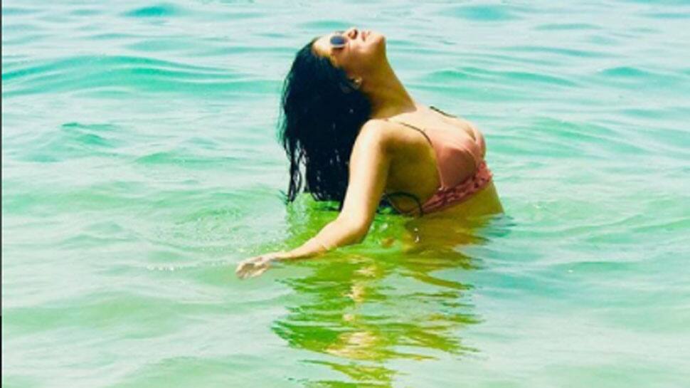 F.I.R actress Kavita Kaushik flaunts bikini-clad pic, says embrace your flaws