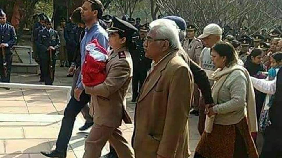 Major Kumud attends her husband’s last rites carrying 5-day-old daughter in arms