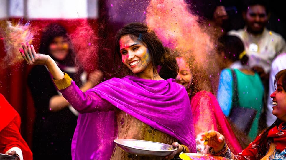 Holi special 2018: Here&#039;s how you throw a colourful party at home!