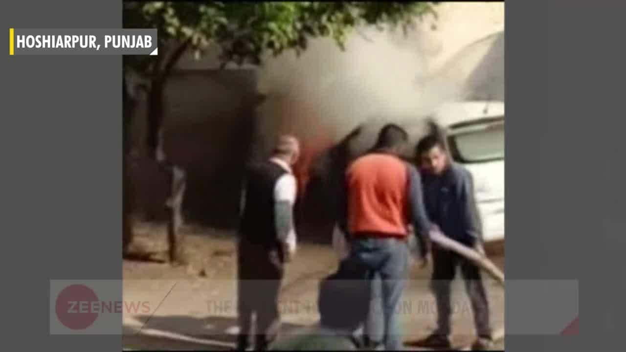 Car catches fire near Railway Road in Hoshiarpur, Punjab | Zee News