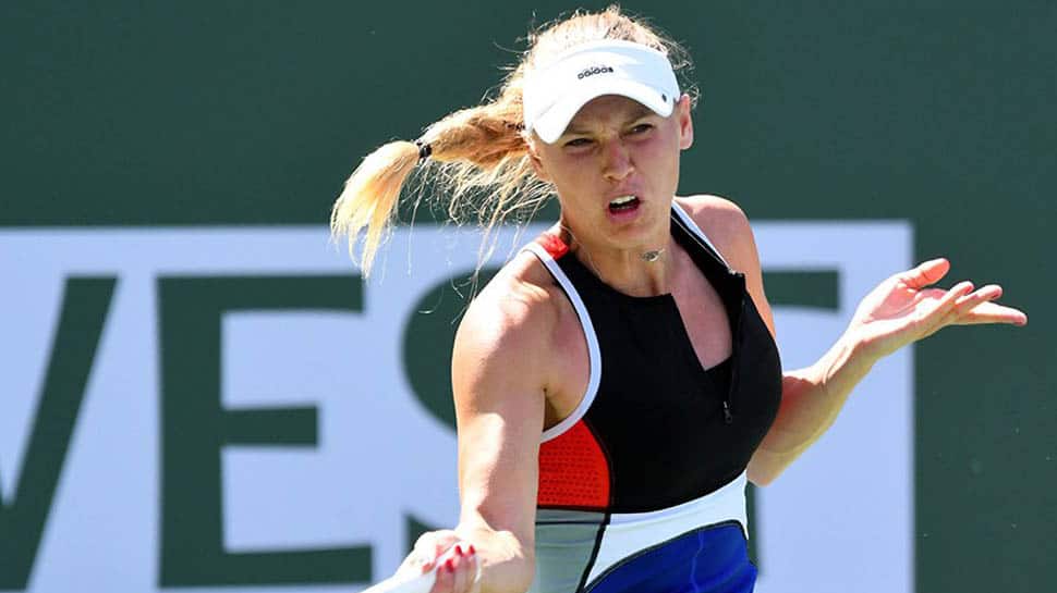 Caroline Wozniacki loses in Indian Wells, Simona Halep advances