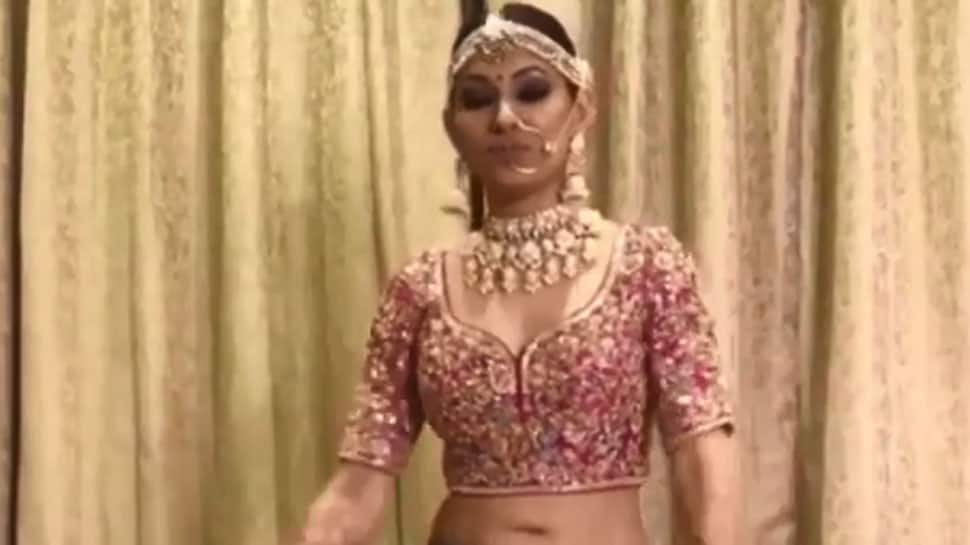 Watch: Bride dances in choli and jeans to bhangra tunes, takes internet by storm