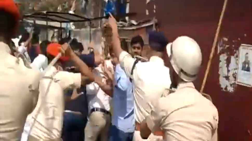 Patna Police lathicharges aspirants protesting against alleged leak of Sub Inspector exam paper - Video 