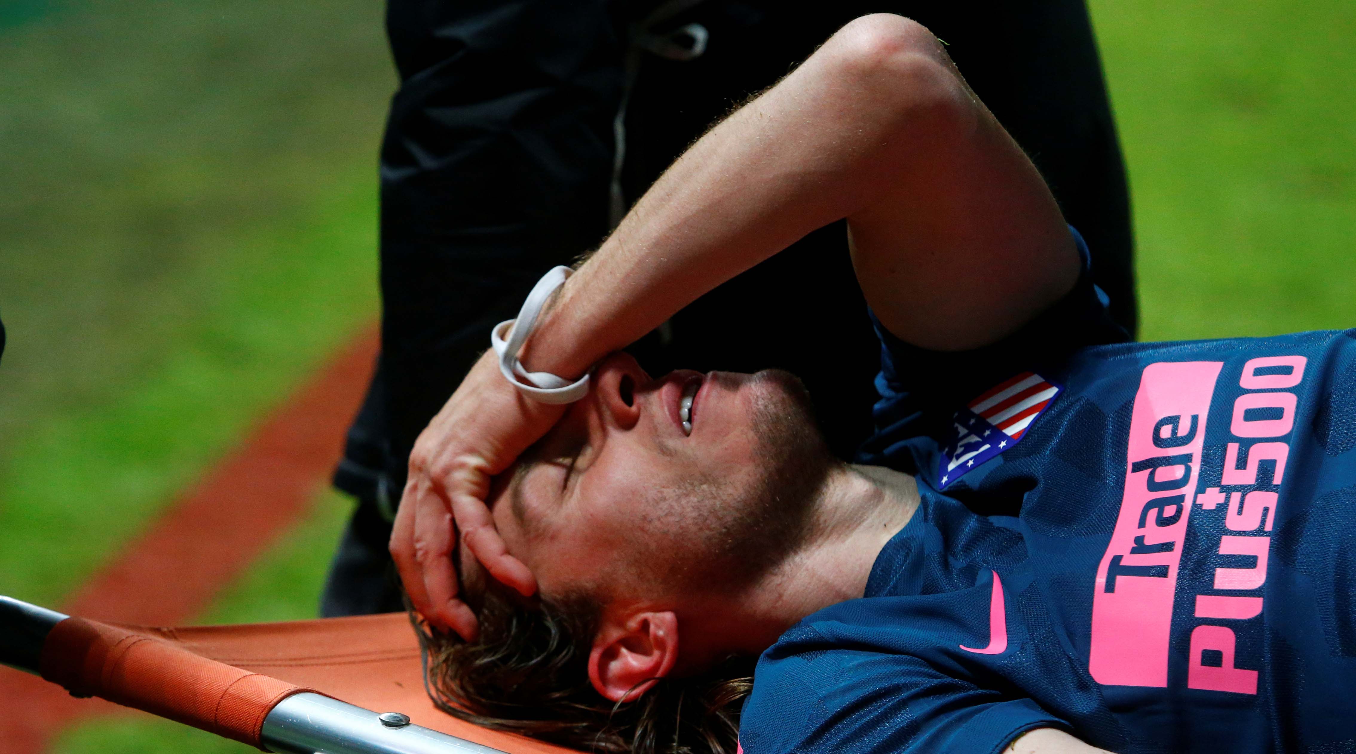 Atletico Madrid and Brazil defender Filipe Luis breaks leg, set to miss World Cup