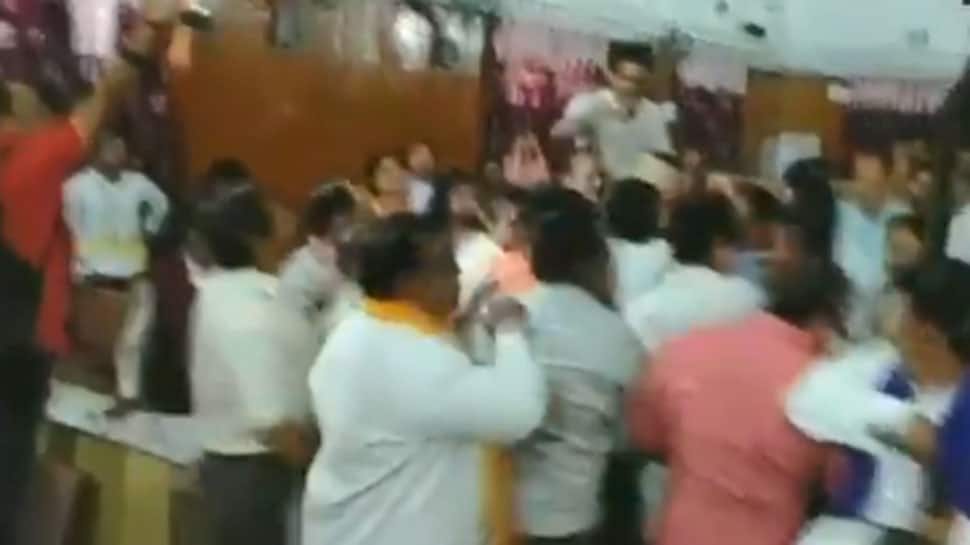 WATCH: BSP, BJP councillors get into scuffle during Meerut Nagar Nigam meeting