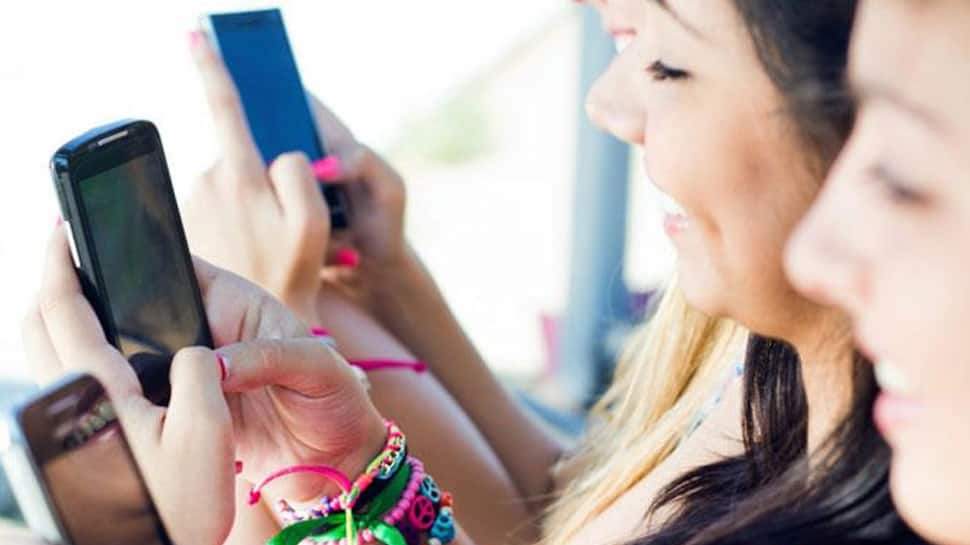 Parents, beware! Social media may harm your teenage daughter&#039;s health 