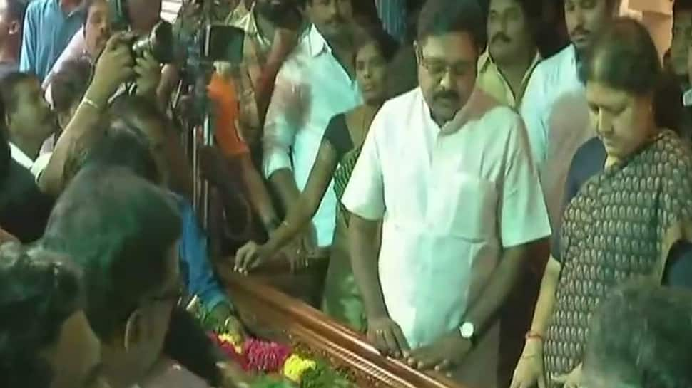 Sasikala attends husband&#039;s funeral, nephew Dhinakaran also present