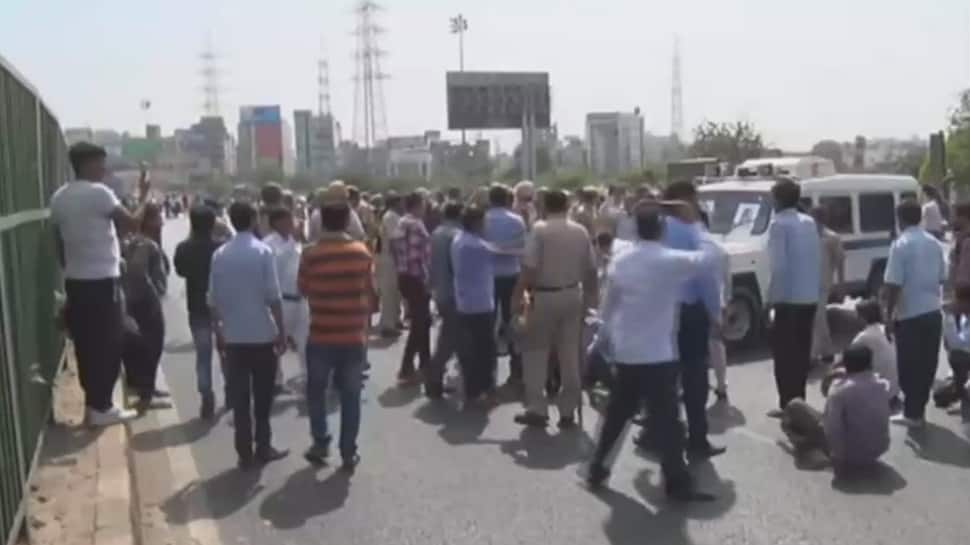 Ola drivers clash with police, block Delhi-Gurgaon highway over associate&#039;s murder