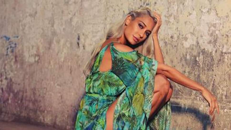 Lisa Haydons Beach Video With Son Zack Lalvani Is Adorable – Watch