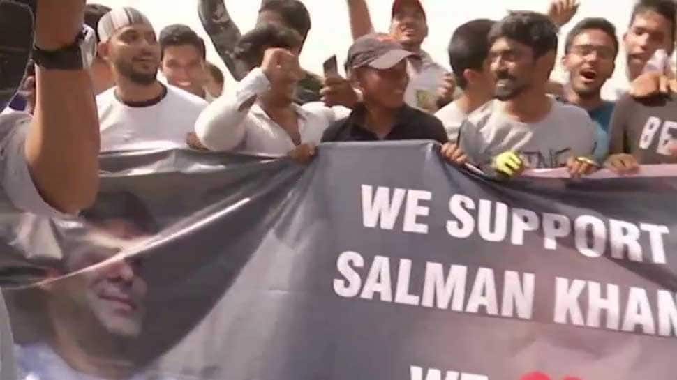 Fans burst crackers, distribute sweets after Salman Khan granted bail in blackbuck poaching case