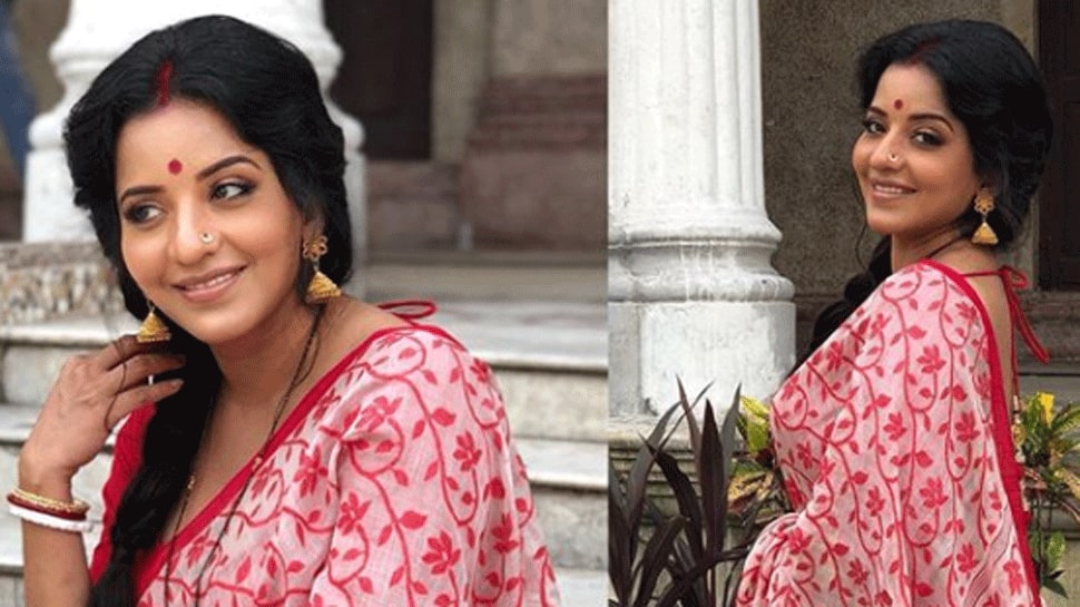 Bigg Boss 10 beauty Monalisa looks resplendent in traditional Bengali avatar- See pics