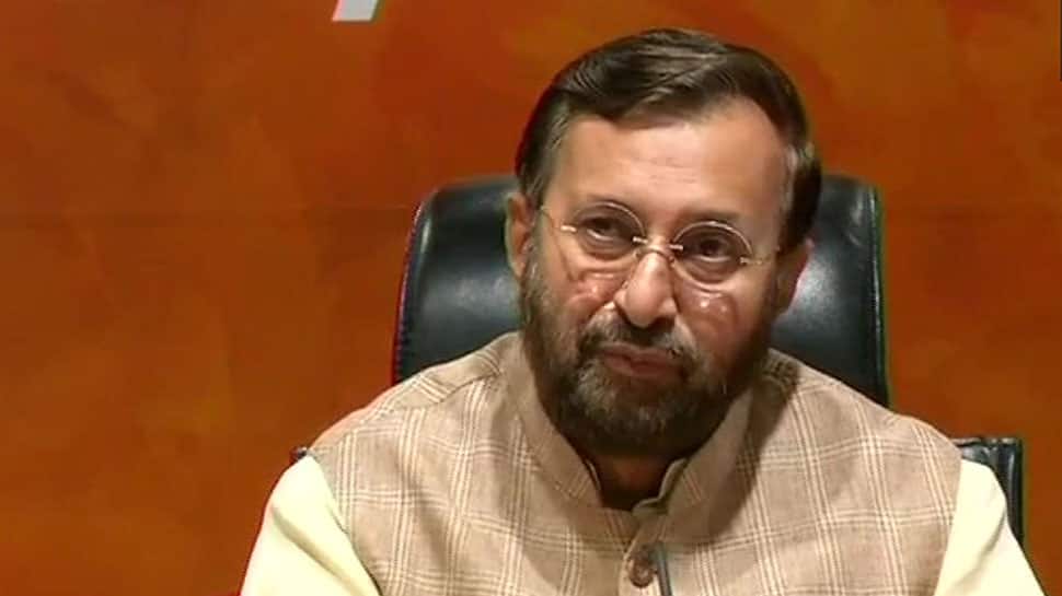 AAP men clad in saffron wield swords outside mosque: Prakash Javadekar AAP men clad in saffron wield swords outside mosque: Prakash Javadekar